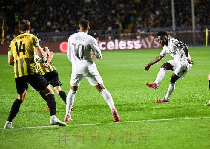 皇马大将全程拉胯!后场传球被断+冒顶抱摔送点 皇马大将全程拉胯!后场传球被断+冒顶抱摔送点